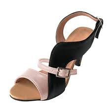 Et cela, aussi bien du côté du neuf que des produits dans les deux cas, un facteur reste néanmoins commun : Epingle Sur Escarpins Mauves