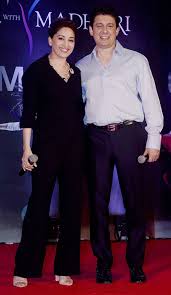 Madhuri dixit 39 s husband ignore his wife 39 s ex boyfriend anil kapoor at suraj badjatya 39 s. I Pinimg Com Originals Cd 0c 16 Cd0c162e42591ce