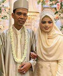 Ustadz abdul somad batubara (uas) dan sang istri tercinta fatimah az zahra salim barabud berkunjung ke kepulauan riau. Momen Pernikahan Ustadz Abdul Somad Dan Fatimah Az Zahra