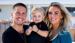 Monique westenberg, de vriendin van andré hazes, steunt bij de voorbereidingen op de komst van de baby en stimuleert haar om een opleiding te volgen en niet afhankelijk te blijven van haar vader en vriendje. Zet Andre Hazes Nu Echt Ex Monique En Zoontje Dre Uit Villa Die Alleen Op Zijn Naam Staat