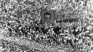 قررت أسرة الزعيم الراحل جمال عبدالناصر، عدم إقامة أي احتفالات بالضريح، كما كانت هي العادة السنوية للأسرة، للاحتفال بذكرى مولد وإحياء ذكرى وفاة عبدالناصر، وذلك ب. ØµØ¯Ù‰ Ø§Ù„Ø¨Ù„Ø¯ Ø¥ØºÙ…Ø§Ø¡ Ø§Ù„Ù‚Ø°Ø§ÙÙŠ ÙˆØ¨ÙƒØ§Ø¡ ÙŠØ§Ø³Ø± Ø¹Ø±ÙØ§Øª ÙƒÙˆØ§Ù„ÙŠØ³ Ø¬Ù†Ø§Ø²Ø© Ø¬Ù…Ø§Ù„ Ø¹Ø¨Ø¯ Ø§Ù„Ù†Ø§ØµØ±