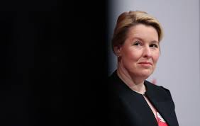 Franziska giffey verzichtet infolge der plagiatsvorwürfe gegen ihre doktorarbeit aufs ministeramt. K8rixud8akgiym