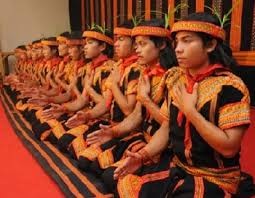 <b>pola lantai yang dipergunakan dalam tari piring adalah garis lengkung dan membentuk lingkaran. Tari Saman Makna Sejarah Dan Pola Lantai Haloedukasi Com