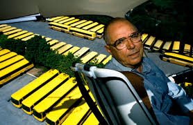 Esse é o caso de camilo cola, filho de imigrantes italianos, que começou a trabalhar numa rampa lavando carros e hoje, aos 82 anos, ainda comanda a o maior grupo de transportes do brasil e maior. Camilo Cola A Ousadia Que Construiu Um Imperio Onibus Paraibanos