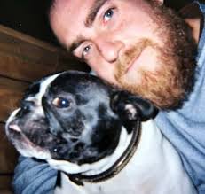 Phil Roy souligne l'anniversaire de décès de son chien Gustave avec un  touchant message