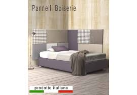 Letto con testiera imbottita in tessuto cliente (disponibile anche con imbottitura in ecopelle o pelle, a richiesta con lavorazione a capitonné, con testiera in legno e in essenza di ciliegio). Testiera Con Pannelli Imbottiti A Muro