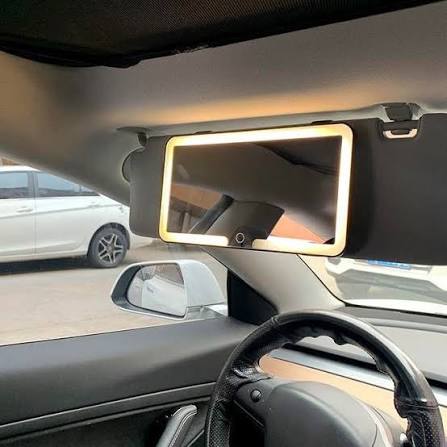 ✨ Maquíllate perfecto incluso dentro del carro ✨ ¿Te ha pasado que te maquillas en el carro y la luz no ayuda en nada? 😩 El Espejo para carro con luz LED