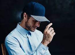 Head To Head Is It Ever Ok For A Man To Put On A Baseball Cap New Jeans Style Wearing A Hat How To Wear