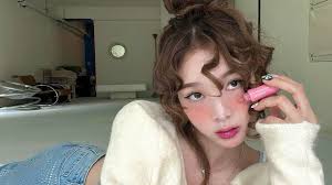 Cách đánh má hồng tone đỏ cà chua tạo hiệu ứng tự nhiên