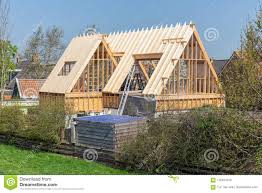 No hay nada mejor que vivir en contacto con la naturaleza! Emplazamiento De La Obra De Construir Una Nueva Casa De Madera Los Paises Bajos Imagen De Archivo Imagen De Madera Casa 115451019