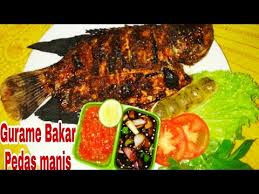 Resep lezat cara membuat ikan bakar istimewa dengan bumbu yang spesial dan sangat menggugah selera. Ikan Gurame Bakar Pedas Manis Metode Bakar Pakai Arang Tanpa Kipas Kipas Dan No Teflon Youtube