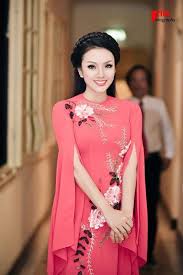 Là một nghệ sĩ thì mang đến cho đời vẻ đẹp của lời ca tiếng hát, nỗ lực cống hiến không ngừng tới khán giả bằng những sản phẩm nghệ thuật tốt nhất là đủ. Ca SÄ© Tan Nhan Truyá»n Cáº£m Há»©ng Cho Khan Giáº£ Tráº» Qua Vang Mai Giai Ä'iá»‡u Tá»• Quá»'c