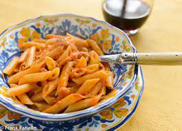 Le pennè al fumè sono un classico della cucina italiana, una di quelle ricette veloci che sono non so se quella che vi propongo è la versione classica perchè in realtà questa è una ricetta che ho se poi volete ottenere un timballo di pasta al fumè e creare quella bella crosticina croccante, passate la. Maccheroncini Al Fume Smoky Macaroni Memorie Di Angelina
