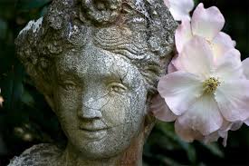 Da siddharta gautama sein wissen in der sogenannten hauslosigkeit erworben hat halte ich den garten. Steinfiguren Fur Den Garten Darf S Ein Bisschen Schlosspark Sein