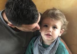 DŽEKIN SIN ODUŠEVIO NAVIJAČE ROME Pogledajte šta mali radi u Amrinom  naručju pred sami meč