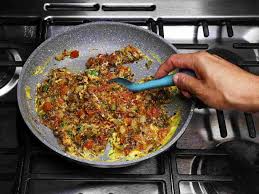 Huevo con machaca es una comida rápida y abundante que se puede servir en el desayuno o el brunch y se puede enrollar en un burrito o taco con sus tortillas de harina favoritas. Machaca Con Huevo Recipe