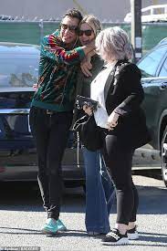 Supermodel kate moss married jamie hince of the kills friday in england's cotswolds region. Kate Moss And Jamie Hince Are The Friendliest Of Exes As They Meet Up With Kelly Osbourne In La Daily Mail Online