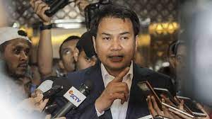 Pada pertengahan tahun lalu, pria kelahiran surakarta, 31 juli 1970 ini santer diberitakan sebagai bakal calon gubernur orang. Sambangi Dpr Penyidik Kpk Geledah Ruangan Wakil Ketua Aziz Syamsuddin
