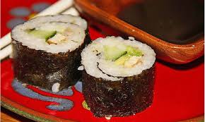 Mit unseren tipps und rezepten glückt die herstellung der kleinen reisröllchen mit algen, gemüse und fisch auch ihnen. Sushi Selber Machen Ein Stuck Japan Fur Zu Hause Chefkoch De