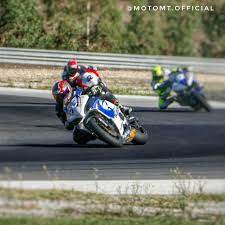 Suzuki Gsx R In The Lead Exiting A Tight Turn Suzuki Gsxr Chase Race Bike Bikelife Moto Motomt Motorcycle Photo Suzuki Gsxr Suzuki Racing