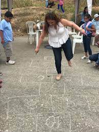 Revise aquí todos los juegos tradicionales y populares del ecuador este tipo de juegos infantiles, actualmente muy difundidos en campamentos o cursos vacacionales de verano, son actividades que se realizan sin ayuda de. Secretaria Del Deporte Ecuador On Twitter Los Juegos Tradicionales Como Rayuela Y El Concurso Del Huevo Activan A Los Guayaquilenos En Mapasingue Este Por Las Fiestas Julianas Eldeportenosune Https T Co Vyed7z5x9j