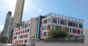 【社聯頻道】幼稚園駐校社工 凝聚家庭 協助老師幼兒 「假設沒有社工支援，找他傾訴，可能我已選擇離開人世。」 數年前，梁太兩個就讀小學及幼稚園的女兒有情緒及學習問題，令梁太感到極大壓力，亦找不到傾訴對. 18 19ä¹é¾å€ å¾·èƒå°å­¸ç°¡ä»‹æ—¥12 5 å°ä¸€å…¥å­¸
