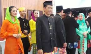 Begitu juga dengan kaum perempuannya juga menggunakan baju hitam berbahan beludru dengan sulam emas. 7 Pakaian Adat Sunda Tradisional Modern