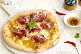 Basilico fresco, prezzemolo, peperoncino fresco q.b. Ricetta Pizza Con Vellutata Di Datterini Gialli Scamorza Affumicata E Capocollo Cirio