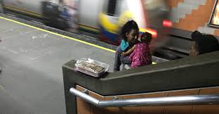 Varios heridos deja descarrilamiento de tren del metro de caracas, venezuela. Buhoneria En El Metro De Caracas El Salvavidas De Ninos Que Sobreviven A La Crisis