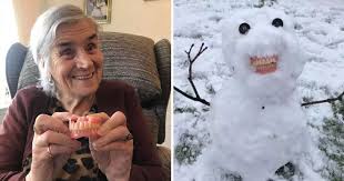 Sente o frio na pele com o teu próprio fato de boneco de neve. Criancas Roubam Dentadura Da Bisavo Para Usar Em Boneco De Neve E O Resultado Diverte Ou Assusta A Web Razoes Para Acreditar