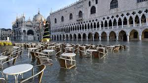 Bei venedig heißt es 2100. Altstadt Steht Unter Wasser Wieder Hochwasser In Venedig Zdfheute
