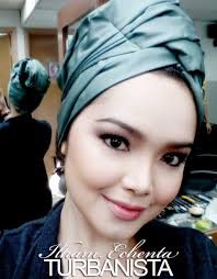 Dato' sri siti nurhaliza atau nama sebenarnya, siti nurhaliza tarudin merupakan seorang penyanyi yang mula aktif dalam dunia hiburan sejak tahun 1995 selepas menjuarai pertandingan nyanyian anjuran rtm iaitu bintang hmi 1995. Biodata Siti Nurhaliza Penyanyi Nombor Satu Malaysia Azhan Co