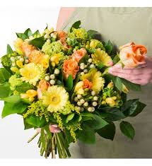 Hand Gebundener Blumenstrauss Von Gelben Blumen Fur Alles Gute Zum Geburtstag Geburtstag Blumen Schone Blumen Valentinstag Blumen