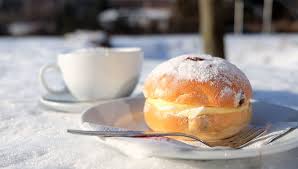 Heizwecke Heizdecke Heisswecke Dass Sich Unsere Gaste Beim Bestellen Dieses Sussen Teilchens Verhaspeln Kennen Wir Schon Aber Egal Rezepte Decke Insel Rugen