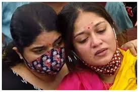 Chiranjeevi sarja was a famous. Wife Meghana Raj Breaks Down At Kannada Actor Chiranjeevi Sarja S Funeral Yash Kiccha Sudeep Pay Tributes