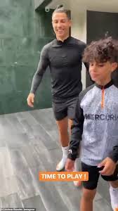 Ronaldo hat am gleichen tag geburtstag wie der brasilianische superstar neymar. Cristiano Ronaldo Ist Eine Hommage An Seinen Verungluckten Sohn Zum 10ten Geburtstag Aktuelle Boulevard Nachrichten Und Fotogalerien Zu Stars Sternchen