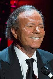 Julio iglesias might be one of the biggest selling artists in the world, having sold more than 300 million records worldwide, in 14 languages, over the course of more than 80 albums. Julio Iglesias Starportrat News Bilder Gala De