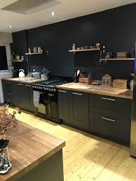 Graphite Dark Grey Almost Black Kitchen Units Smeg Range Cooker Butchers Block Black Kitchen Dark Grey Kit Kuchenmobel Innenarchitektur Kuche Kuche Schwarz