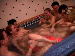 Four swingers kuuma neljakesi orgia pidu. Big Sister Pool Party Swinger Photoset