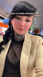 Kali es una de las principales diosas del hinduismo, y se le asocia con el  tiempo, el cambio, el poder y la destrucción. Es la encarnación de la  shakti, la energía femenina,