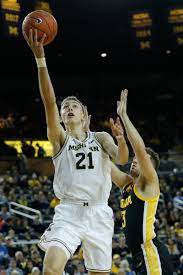 Michigan Basketball Lights Up Iowa 103 91 In Big Ten Opener Behind Balanced Attack Big Ten Michigan Sports Michigan Wolverines Basketball