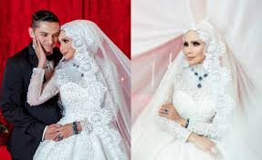 Pasangan sensasi pengantin baru zain saidin dan rozita che wan tersenyum menerima ucapan tahniah dari para tetamu di majlis pernikahannya. Che Ta Sambut Anniversary