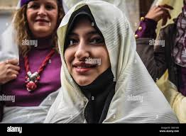 Tunisi, Tunisia. 16 Mar, 2014. La donna posa per foto e usura 'Safsari''.  Le donne tunisine e gli uomini indossando il tradizionale usura, donne che  indossano veli chiamato 'Sefseri' e uomini che