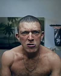 Daniel y Erasmo viven entre las montañas en el corazón de la sierra norte  de Jalisco. Su comunidad, Pueblo Nuevo, es una de las mejores conservadas  gracias a su hermetismo. Entre los