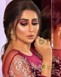 قوي العزايم ماتهمه هروج الناس سوا سب ولا مدح فيها ماهو شاقي عطاه الله سياسه وحنكه وقوة باس يروض ظروف الوقت في فكره الراقي. Ø´ÙŠÙ…Ø§Ø¡ Ø³Ø¨Øª ØªØªØ¹Ø±Ø¶ Ù„Ù„ØªÙ†Ù…Ø±