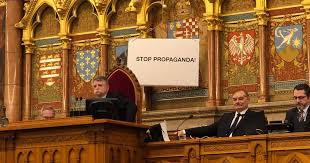 Hadházy ákos szerint sallai róbert benedek, a párt országos. Index Belfold Ketmillio Forintra Buntettek Hadhazyt A Stop Propaganda Tabla Miatt