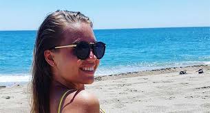 HELEN ADAMSON näitab oma kaunist bikiinifiguuri