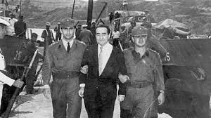 1950 yılında iktidara gelen demokrat parti'nin ülkeyi gitgide bir baskı rejimine ve kardeş kavgasına götürdüğü gerekçelerini ileri sürerek türk silahlı kuvvetleri içerisinde bir grup subay, 27 mayıs 1960 sabahı ülke yönetimine. Turkiye De Yasanan Ilk Askeri Darbe 27 Mayis Darbesi Ve Tarihcesi Nedenben