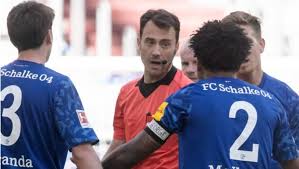 Bundesliga bottom side schalke announced tuesday that sporting director jochen schneider will leave at the end of the season. Norte Americano Do Schalke Homenageia George Floyd Com Bracadeira Futebol Fera