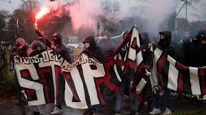 La Fronde Anti Kita Continue 300 Banderoles Le Fc Nantes Est A Vendre Deployees En Ville Eurosport